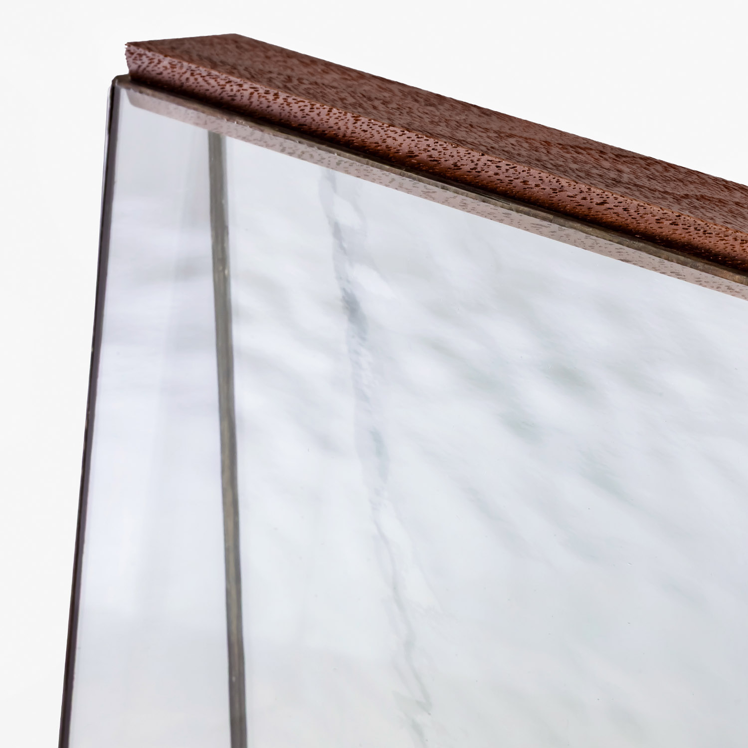 背景のキャセドラルガラスは、水面の揺らぎのような表情